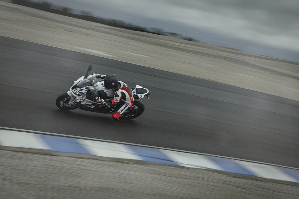 Bridgestone BATTLAX HYPERSPORT S23 in wet conditions