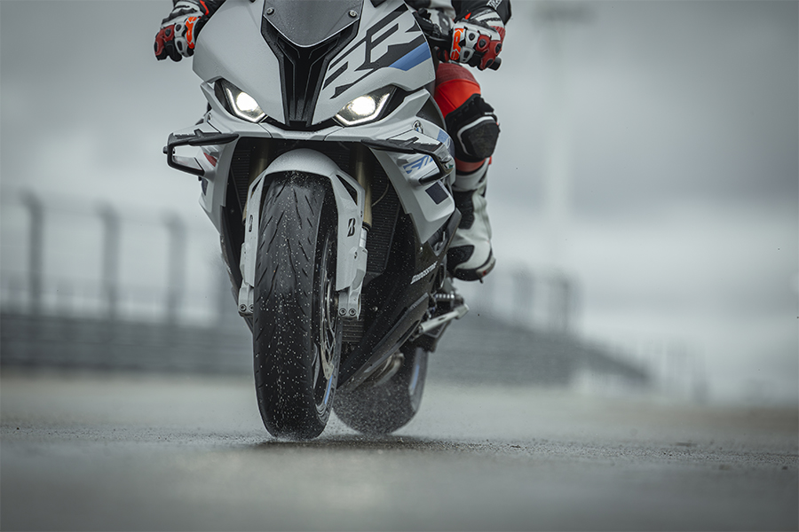 Bridgestone BATTLAX HYPERSPORT S23 in wet conditions